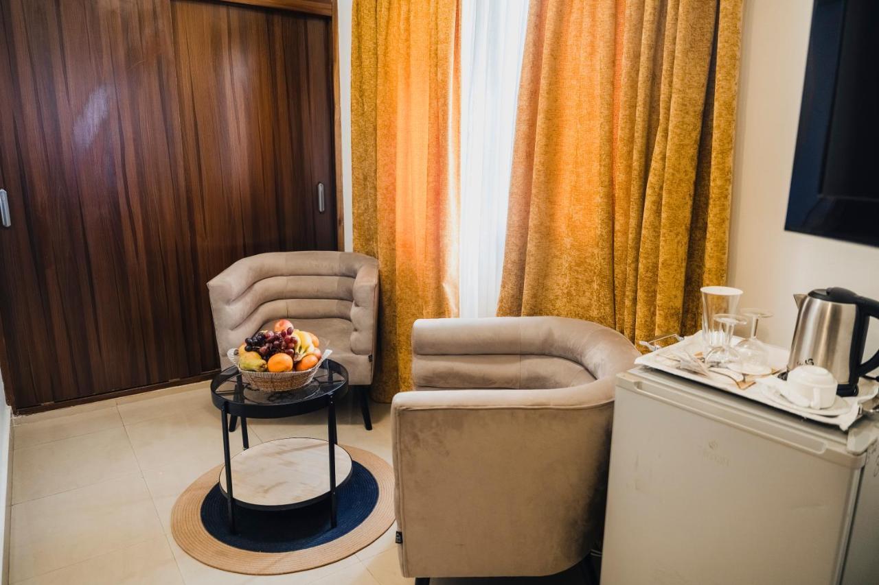 דקר Hotel Nina מראה חיצוני תמונה